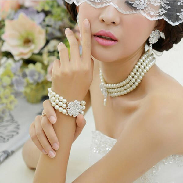 Three-piece Four-leaf Clover Necklace And Earrings